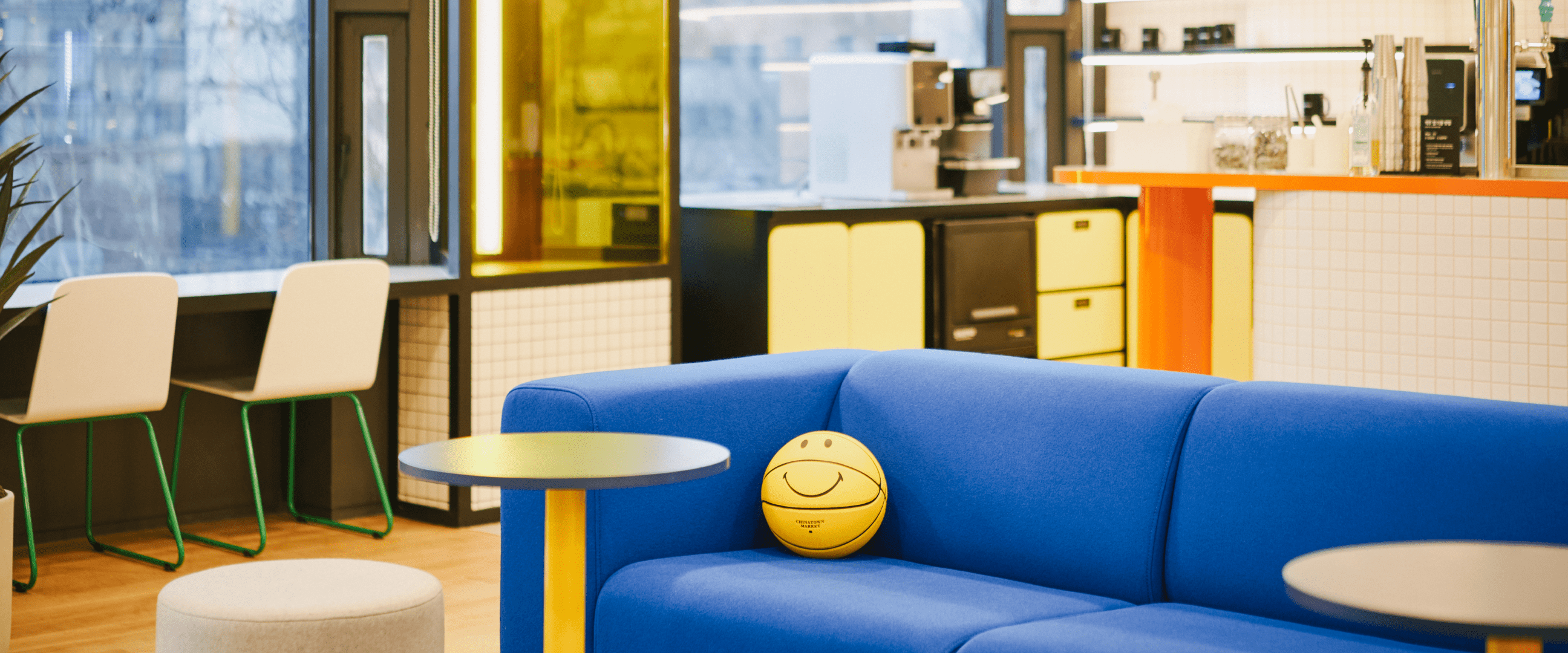 노란색 농구공이 소파에 있는 라운지 풍경